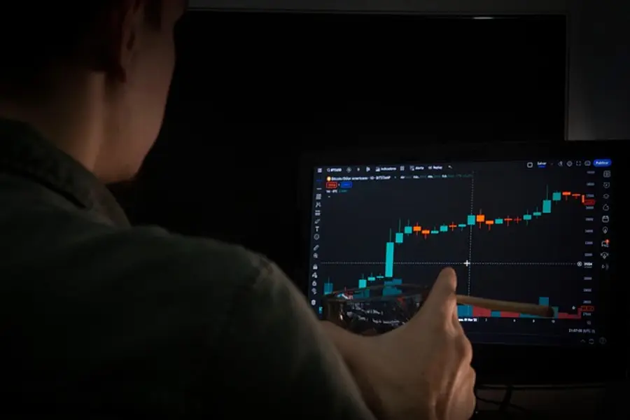 Bitcoin cae a $74,300 por masivas salidas de ETF